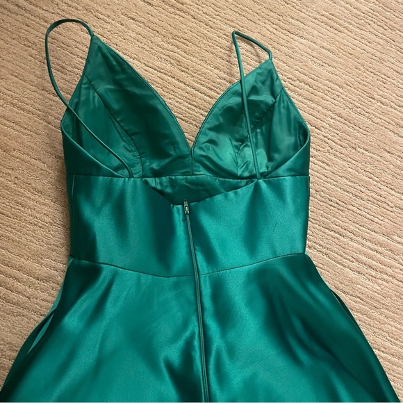 Emerald green prom/formal dress 💚 - Picture 8 of 9